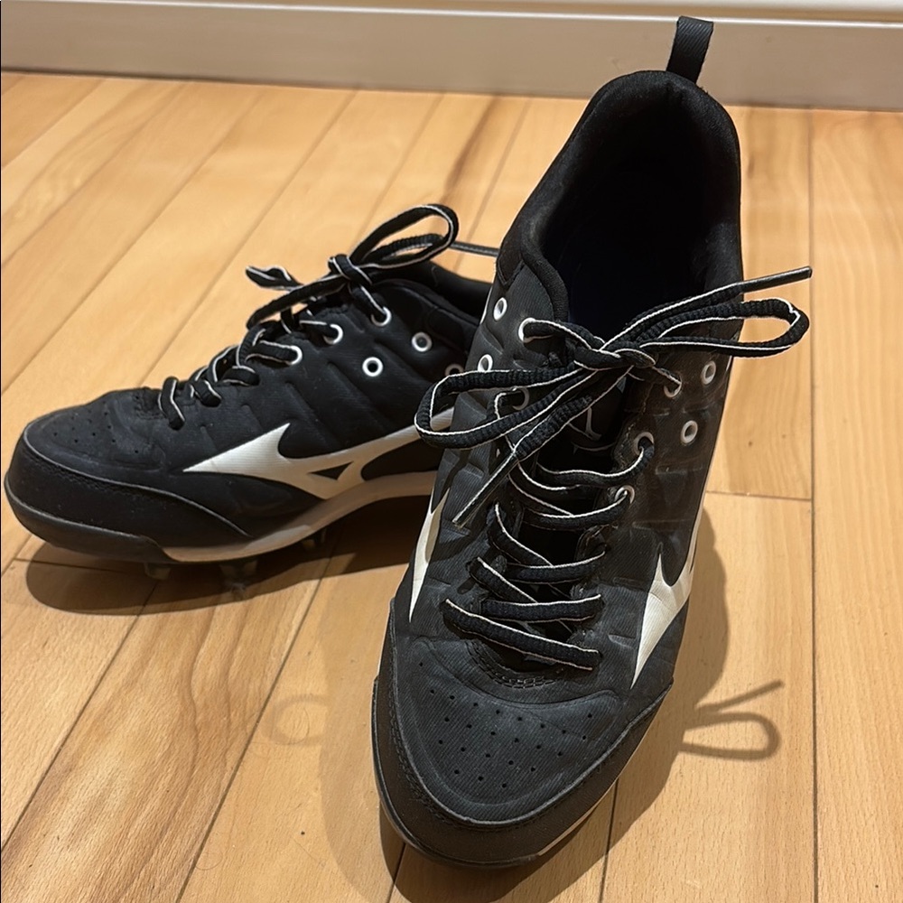 EUC Mizuno Black and White Athletic Softball Shoes with Sleek Design - size 7